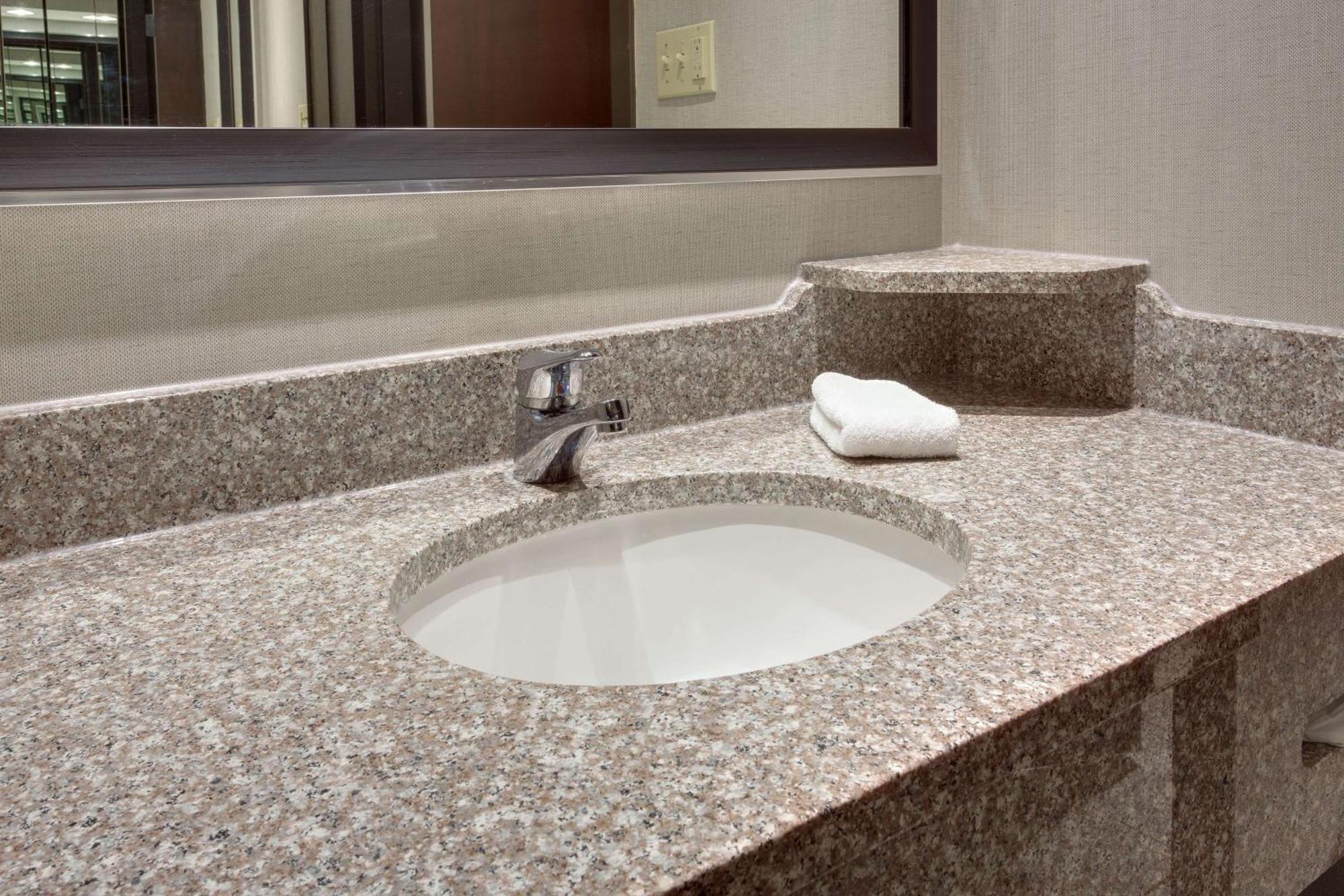 Drury Inn & Suites Louisville East Buitenkant foto